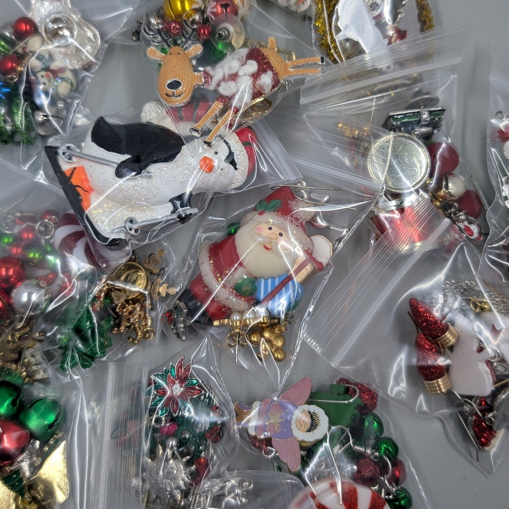 Fun And Cute Mystery Christmas Vintage Jewelry Bundle Of 5 Items - Picture 5 of 6
